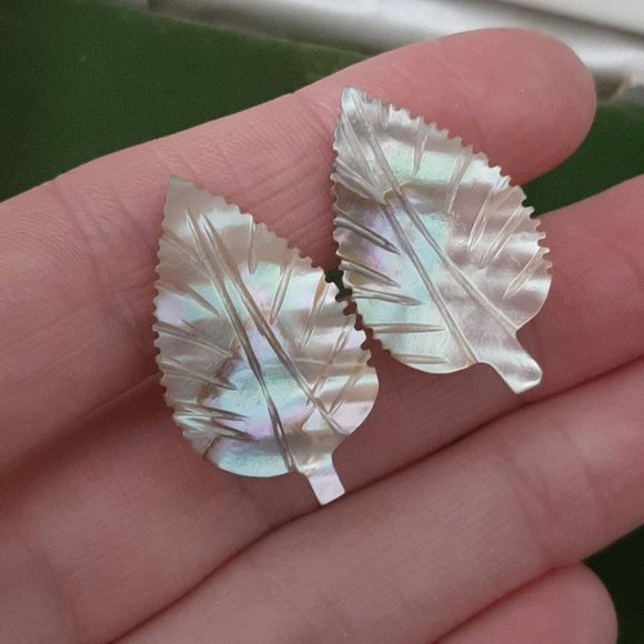 Vtg Abalone Shell Leaf Screw Back Earrings Mid Century Costume Jewelry - Picture 2 of 6